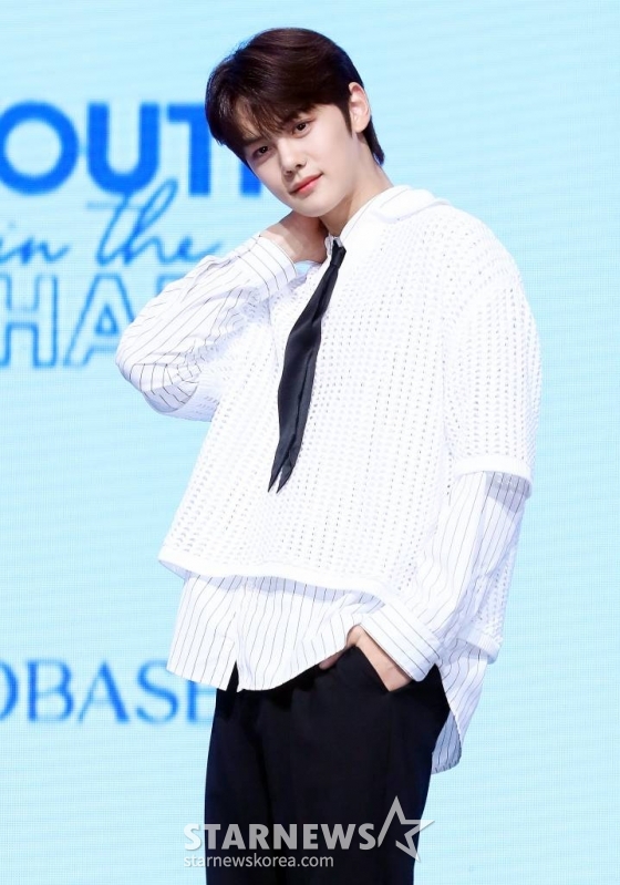 그룹 제로베이스원(ZEROBASEONE) 김규빈이 10일 오후 서울 광진구 예스24 라이브홀에서 진행된 첫 번째 미니앨범 &#039;YOUTH IN THE SHADE (유스 인 더 셰이드)&#039; 발매 기념 쇼케이스에 참석해 포즈를 취하고 있다.  데뷔 앨범 &#039;YOUTH IN THE SHADE&#039;는 이 시대 청춘의 모습 즉, 찬란한 청춘의 아름다움과 그 이면의 불안정함을 담고 있다. 2023.07.10 /사진=김창현 기자 chmt@