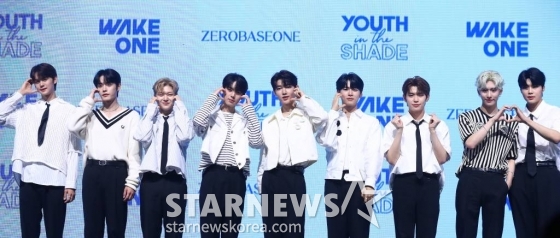 그룹 제로베이스원(ZEROBASEONE)이 10일 오후 서울 광진구 예스24 라이브홀에서 진행된 첫 번째 미니앨범 &#039;YOUTH IN THE SHADE (유스 인 더 셰이드)&#039; 발매 기념 쇼케이스에 참석해 포즈를 취하고 있다.  데뷔 앨범 &#039;YOUTH IN THE SHADE&#039;는 이 시대 청춘의 모습 즉, 찬란한 청춘의 아름다움과 그 이면의 불안정함을 담고 있다. 2023.07.10 /사진=김창현 기자 chmt@