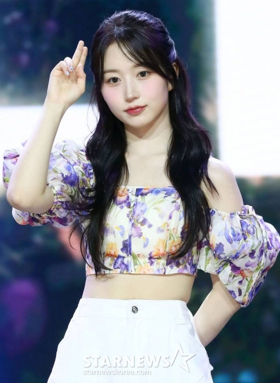 걸그룹 엔믹스(NMIXX) 해원이 11일 오후 서울 용산구 한남동 블루스퀘어에서 진행된 세 번째 싱글 'A Midsummer NMIXX's Dream'(어 미드서머 엔믹스 드림) 발매 기념 쇼케이스에 참석해 포즈를 취하고 있다. 이번 엔믹스의 타이틀곡 'Party O'Clock'은 JYP엔터테인먼트 대표 프로듀서 박진영이 처음으로 NMIXX의 곡작업에 참여해 케미스트리를 뽐낸 작품. 특히 박진영은 NMIXX와의 첫 컬래버레이션을 위해 녹음실을 직접 방문해 '그루브 킹'의 디테일이 돋보이는 세심한 피드백으로 곡의 완성도를 높였고 포인트 안무도 직접 만들어주며 남다른 애정을 드러냈다. 2023.07.11 /사진=김창현 기자 chmt@
