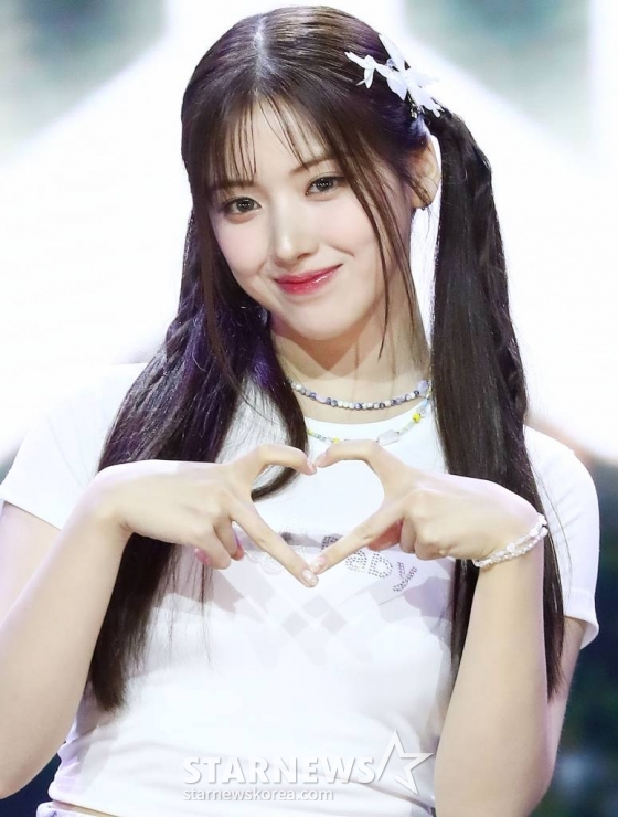 걸그룹 엔믹스(NMIXX) 지우가 11일 오후 서울 용산구 한남동 블루스퀘어에서 진행된 세 번째 싱글 'A Midsummer NMIXX's Dream'(어 미드서머 엔믹스 드림) 발매 기념 쇼케이스에 참석해 포즈를 취하고 있다. 이번 엔믹스의 타이틀곡 'Party O'Clock'은 JYP엔터테인먼트 대표 프로듀서 박진영이 처음으로 NMIXX의 곡작업에 참여해 케미스트리를 뽐낸 작품. 특히 박진영은 NMIXX와의 첫 컬래버레이션을 위해 녹음실을 직접 방문해 '그루브 킹'의 디테일이 돋보이는 세심한 피드백으로 곡의 완성도를 높였고 포인트 안무도 직접 만들어주며 남다른 애정을 드러냈다. 2023.07.11 /사진=김창현 기자 chmt@