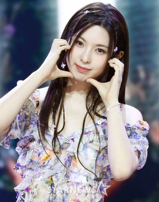 걸그룹 엔믹스(NMIXX) 배이가 11일 오후 서울 용산구 한남동 블루스퀘어에서 진행된 세 번째 싱글 'A Midsummer NMIXX's Dream'(어 미드서머 엔믹스 드림) 발매 기념 쇼케이스에 참석해 포즈를 취하고 있다. 이번 엔믹스의 타이틀곡 'Party O'Clock'은 JYP엔터테인먼트 대표 프로듀서 박진영이 처음으로 NMIXX의 곡작업에 참여해 케미스트리를 뽐낸 작품. 특히 박진영은 NMIXX와의 첫 컬래버레이션을 위해 녹음실을 직접 방문해 '그루브 킹'의 디테일이 돋보이는 세심한 피드백으로 곡의 완성도를 높였고 포인트 안무도 직접 만들어주며 남다른 애정을 드러냈다. 2023.07.11 /사진=김창현 기자 chmt@