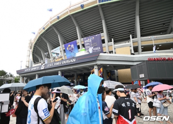 많은 야구팬들이 15일 오후 부산 사직야구장에서 2023 신한은행 SOL KBO 올스타전 경기를 찾았다. 