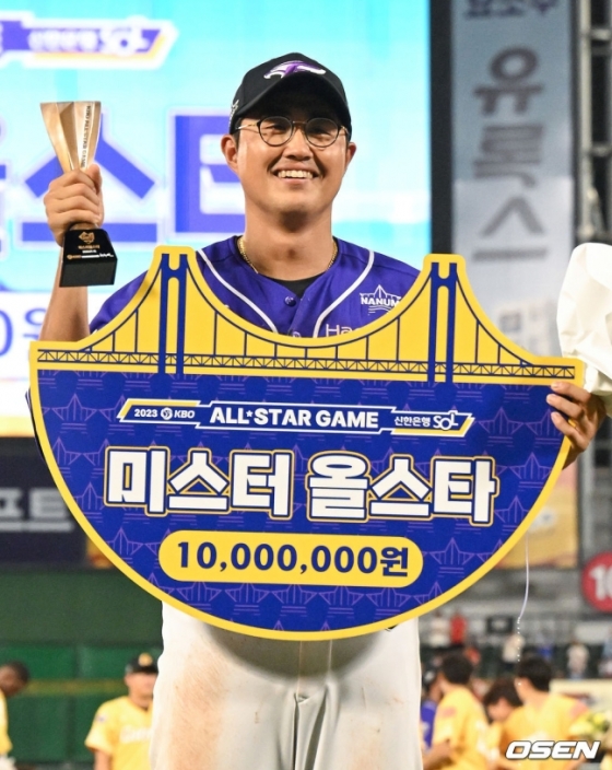 한화 채은성이 15일 부산 사직야구장에서 열린 2023 KBO 올스타전에서 미스터 올스타에 선정된 뒤 미소 짓고 있다.