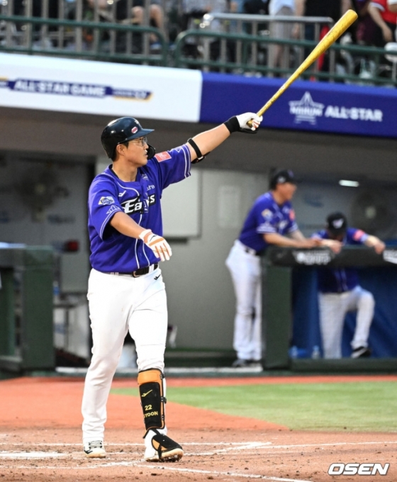 한화 채은성이 15일 부산 사직야구장에서 열린 2023 KBO 올스타전 4회말 2사 만루에서 그랜드슬램을 쏘아 올리고 타구를 응시하고 있다. 