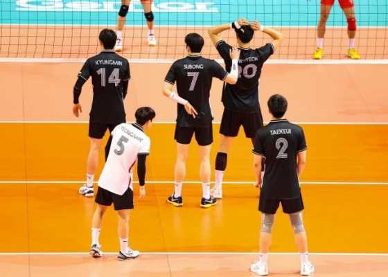 사인을 공유하고 있는 한국 대표팀. /사진=AVC 공식 SNS