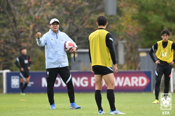 황선홍 감독이 선수들에게 지시를 내리고 있다. /사진=대한축구협회