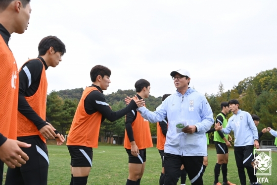 황선홍(오른쪽) 감독이 선수들을 격려하고 있다. /사진=대한축구협회