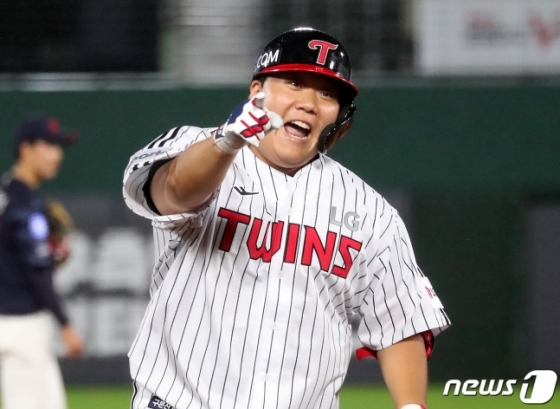 LG 김범석이 14일 부산 사직야구장에서 열린 2023 KBO 올스타전에서 5회 말 3점 홈런을 때려내고 그라운드를 돌고 있다. /사진=뉴스1