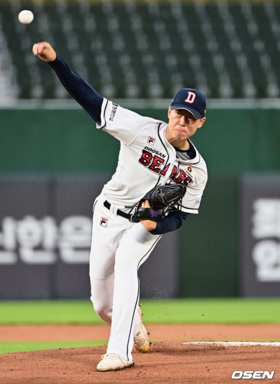 두산 김유성이 14일 부산 사직야구장에서 열린 2023 KBO 퓨처스 올스타전에서 투구하고 있다.