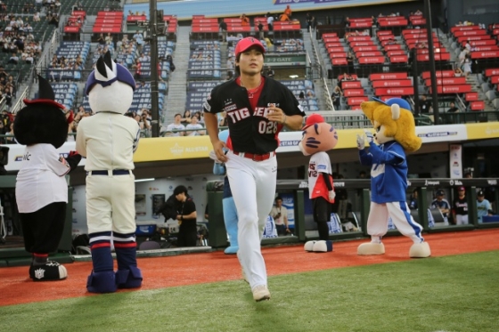 KIA 한승연이 14일 부산 사직야구장에서 열린 2023 KBO 퓨처스리그 올스타전에 입장하고 있다. /사진=KIA 타이거즈