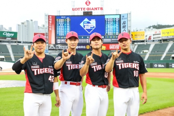 KIA 한승연(왼쪽에서 3번째)이 14일 부산 사직야구장에서 열린 2023 KBO 퓨처스리그 올스타전에서 기념 사진을 촬영하고 있다. /사진=KIA 타이거즈