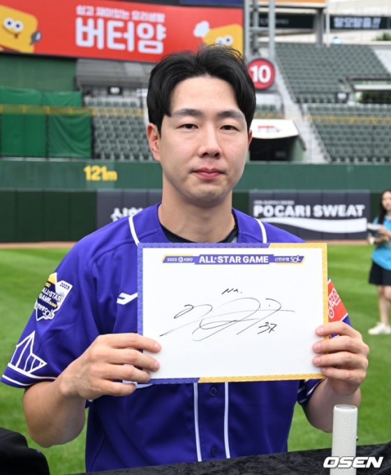 나눔 올스타 박건우가 15일 부산 사직야구장에서 열린 2023 KBO 올스타전 팬사인회에서 기념사진을 촬영하고 있다.