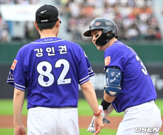 나눔 올스타 박건우(오른쪽)가 15일 부산 사직야구장에서 열린 2023 KBO 올스타전에서 강인권 감독과 인사하고 있다.