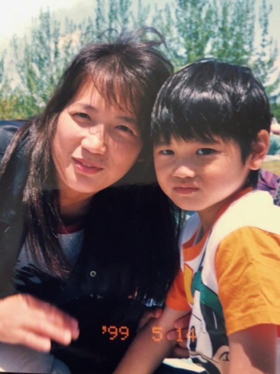 오타니의 어머니(왼쪽)와 유년 시절 오타니 쇼헤이. /사진=LA 에인절스 공식 트위터