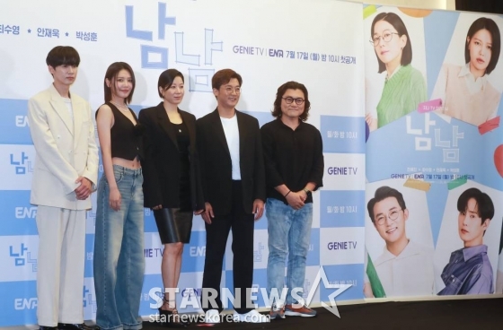 배우 박성훈, 최수영, 전혜진, 안재욱, 이민우 감독이 17일 오전 서울 마포구 스탠포드 호텔에서 진행된 지니TV 새 드라마 &#039;남남&#039; 제작발표회에 참석해 포즈를 취하고 있다.  철부지 엄마와 쿨한 딸의 남남 같은 대환장 한 집 살이와 그녀들의 썸과 사랑을 그린 드라마 &#039;남남&#039;은 17일 공개한다. /2023.07.17 /사진=이동훈 기자 photoguy@