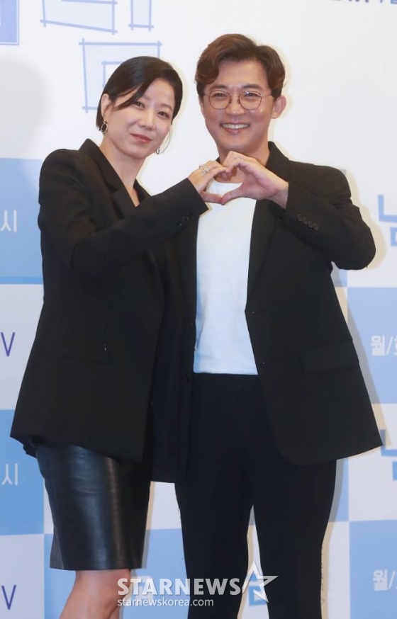 배우 전혜진, 안재욱이 17일 오전 서울 마포구 스탠포드 호텔에서 진행된 지니TV 새 드라마 &#039;남남&#039; 제작발표회에 참석해 포즈를 취하고 있다.  철부지 엄마와 쿨한 딸의 남남 같은 대환장 한 집 살이와 그녀들의 썸과 사랑을 그린 드라마 &#039;남남&#039;은 17일 공개한다. /2023.07.17 /사진=이동훈 기자 photoguy@