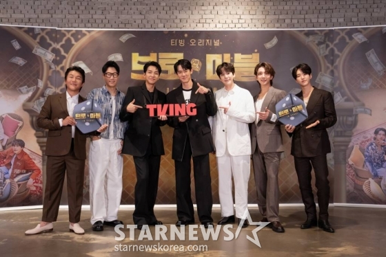 조세호, 지석진, 이승기, 유연석, 규현, 조슈아, 호시가 17일 오전 온라인으로 진행된 티빙 오리지널 &#039;브로 앤 마블&#039; 제작발표회에 참석해 포즈를 취하고 있다.  &#039;브로 앤 마블&#039;은 주사위를 굴려 도착한 도시를 구매하고 다른 플레이어의 도시에 걸릴 경우 통행료를 지불하는 보드게임 부루마블의 규칙을 그대로 가져왔다. 출연진은 아랍에미리트(UAE) 두바이에서 현금으로 통행료를 지불하며 도시 곳곳의 랜드마크를 걸고 게임을 진행한다.   &#039;브로 앤 마블&#039;에는 배우 유연석, 이동휘, 방송인 지석진, 조세호, 가수 규현, 이승기, 그룹 세븐틴의 조슈아, 호시 등이 출연한다. 오는 21일 공개. / 사진제공 = 티빙 /사진=김창현 기자 chmt@