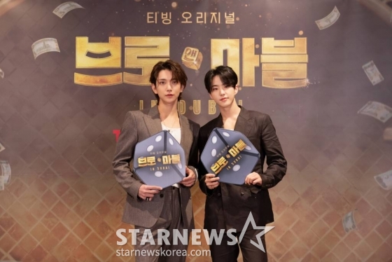 세븐틴 조슈아, 호시가 17일 오전 온라인으로 진행된 티빙 오리지널 &#039;브로 앤 마블&#039; 제작발표회에 참석해 포즈를 취하고 있다.  &#039;브로 앤 마블&#039;은 주사위를 굴려 도착한 도시를 구매하고 다른 플레이어의 도시에 걸릴 경우 통행료를 지불하는 보드게임 부루마블의 규칙을 그대로 가져왔다. 출연진은 아랍에미리트(UAE) 두바이에서 현금으로 통행료를 지불하며 도시 곳곳의 랜드마크를 걸고 게임을 진행한다.   &#039;브로 앤 마블&#039;에는 배우 유연석, 이동휘, 방송인 지석진, 조세호, 가수 규현, 이승기, 그룹 세븐틴의 조슈아, 호시 등이 출연한다. 오는 21일 공개. / 사진제공 = 티빙 /사진=김창현 기자 chmt@