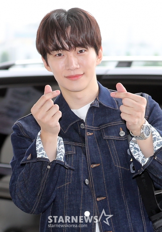 그룹 투피엠(2PM) 준호가 일본 일정을 위해 19일 오전 서울 강서구 김포국제공항을 통해 출국하고 있다. 2022.08.19 /사진=임성균 기자 tjdrbs23@