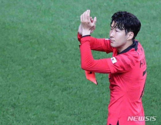 한국 축구팬들에게 인사하는 손흥민. /사진=뉴시스 제공