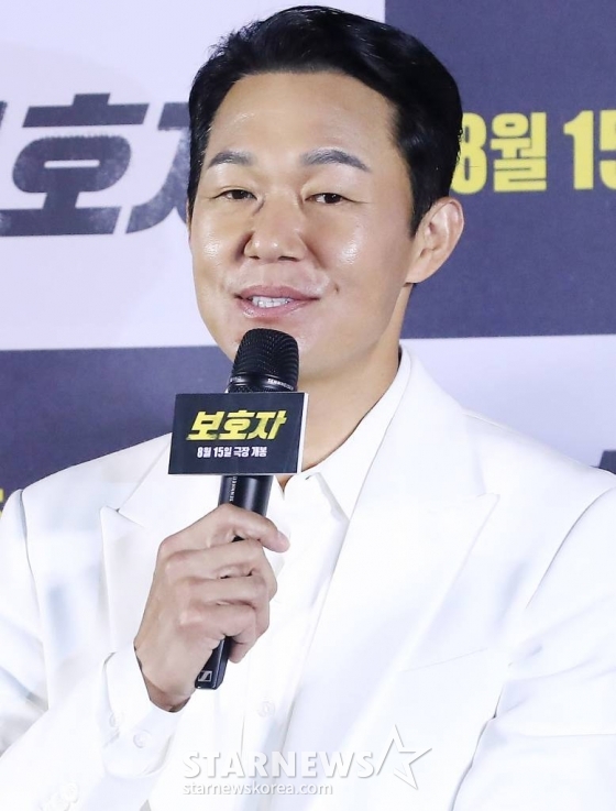 배우 박성웅이 24일 오전 서울 용산구 아이파크몰 CGV에서 진행된 영화 &#039;보호자&#039; 제작보고회에 참석해 인사말을 하고 있다.  정우성 감독의 첫 장 영화인 &#039;보호자&#039;는 10년 만에 출소해 몰랐던 딸의 존재를 알고 평범하게 살기를 원하는 수혁과 그를 노리는 이들 사이의 이야기를 그린 액션 영화다. 내달 15일 개봉. 2023.07.24 /사진=김창현 기자 chmt@