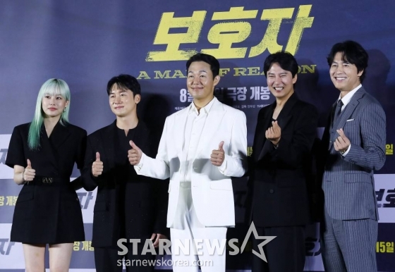 배우 박유나, 김준한, 박성웅, 김남길, 정우성 감독이 24일 오전 서울 용산구 아이파크몰 CGV에서 진행된 영화 &#039;보호자&#039; 제작보고회에 참석해 포즈를 취하고 있다.  정우성 감독의 첫 장 영화인 &#039;보호자&#039;는 10년 만에 출소해 몰랐던 딸의 존재를 알고 평범하게 살기를 원하는 수혁과 그를 노리는 이들 사이의 이야기를 그린 액션 영화다. 내달 15일 개봉. 2023.07.24 /사진=김창현 기자 chmt@