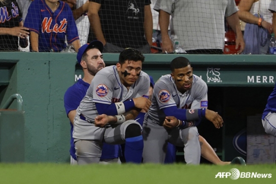 뉴욕 메츠의 프란시스코 린도어(오른쪽부터)와 프란시스코 알바레스가 더그아웃에서 경기를 지켜보고 있다.   /AFPBBNews=뉴스1