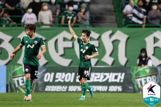 김문환(오른쪽). /사진=한국프로축구연맹 제공