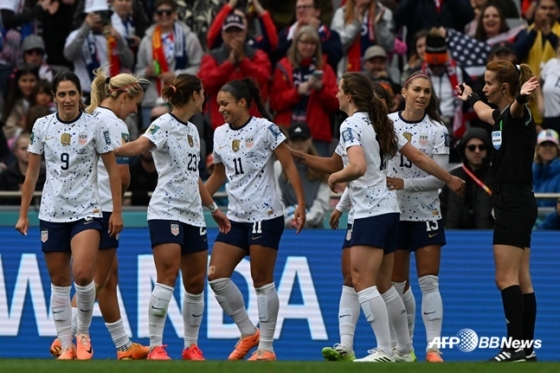 미국 여자축구 대표팀 선수들이 지난 22일 여자월드컵 조별리그 E조 베트남과 경기에서 골을 넣은 뒤 기뻐하고 있다. 미국이 3-0으로 이겼다. /AFPBBNews=뉴스1