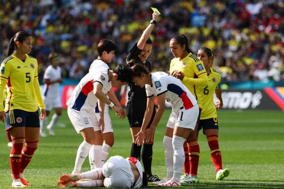 한국 선수들이 반칙으로 쓰러진 손화연(가운데)을 살피고 있다. /AFPBBNews=뉴스1