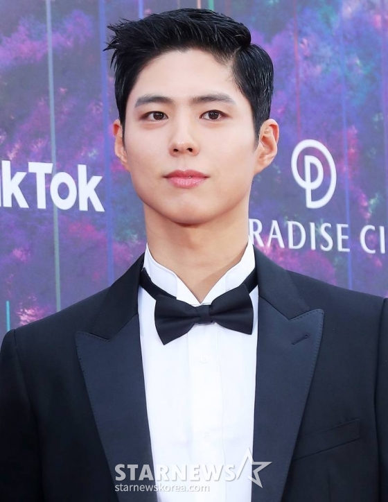 배우 박보검이 28일 오후 인천 중구 파라다이스시티에서 진행된 &#039;제59회 백상예술대상&#039; 레드카펫 행사에 참석해 포즈를 취하고 있다.   &#039;백상예술대상&#039;은 지난 1년간 TV·영화·연극 분야에서 활약한 대중문화 예술계 종사자들이 총출동해 축제를 즐기고 서로를 격려하는 자리다. 2023.04.28 /사진=김창현 기자 chmt@