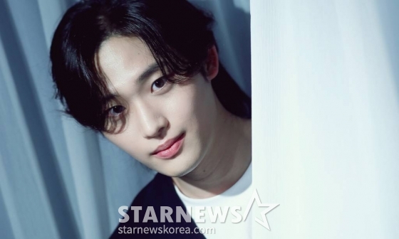 배우 이종혁이 서울 종로구 스타뉴스 사옥에서 진행된 웹드라마 '청담국제고등학교' 종영 인터뷰에 앞서 포즈를 취하고 있다. 이종혁은 극 중 청담국제고등학교 이사장의 아들 서도언 역을 맡았다. 이종혁은 불안정하고 유약한 모습에서 점차 단단해지는 서도언의 입체적인 변화를 섬세한 눈빛 연기로 표현했다. /사진=김창현 기자 chmt@
