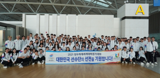 하계유니버시아드에 참가하는 대한민국 선수단 본단이 26일 인천공항을 통해 중국 청두로 출국하고 있다.  /사진=대한체육회 