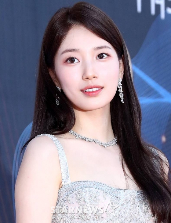 배우 배수지가 19일 오후 인천 파라다이스 시티에서 열린 '제2회 청룡시리즈어워즈(Bluedragon Series Awards)' 레드카펫 행사에 참석하고 있다. '청룡시리즈어워즈'는 넷플릭스부터 디즈니+(플러스), 시즌, 애플TV+(플러스), 왓챠, 웨이브, 카카오TV, 쿠팡플레이, 티빙이 제작하거나 투자한 국내 드라마와 예능을 대상으로 한 국내 최초, 단독 시상식이다. 2023.07.19 /사진=김창현 기자 chmt@