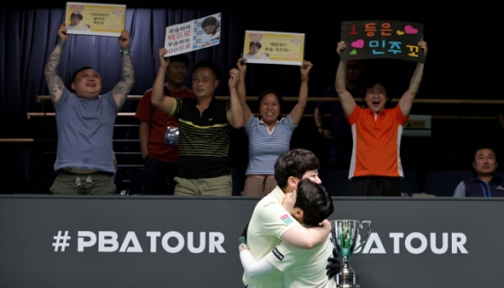 백민주(아래 왼쪽)가 준우승자이자 친구인 김세연과 포옹을 나누고 있다. /사진=PBA 투어