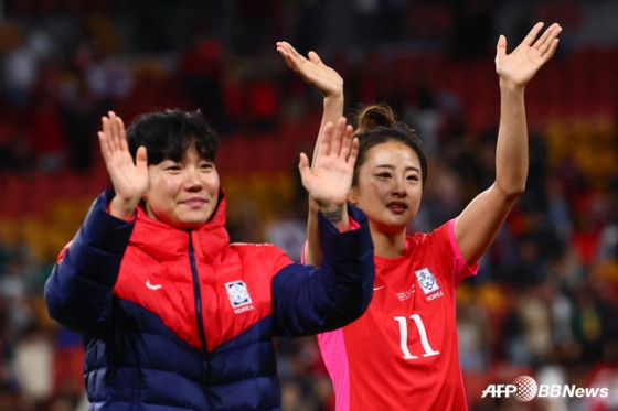 3일 2023 호주·뉴질랜드 월드컵 H조 조별리그 3차전 한국과 독일의 경기. 경기를 마치고 축구팬들에게 인사하는 한국 선수들. /AFPBBNews=뉴스1