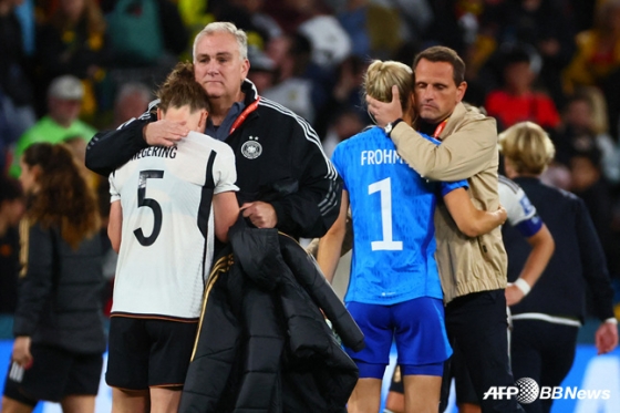 3일 2023 호주·뉴질랜드 월드컵 H조 조별리그 3차전 한국과 독일의 경기. 독일 선수단이 패배에 팀 동료들을 위로하고 있다. /AFPBBNews=뉴스1