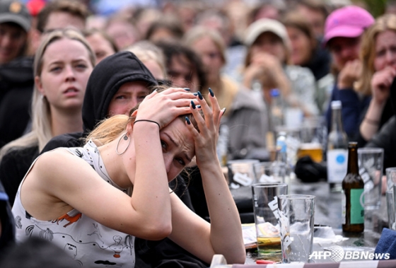독일의 충격적인 탈락에 괴로워하는 독일 팬들. /AFPBBNews=뉴스1