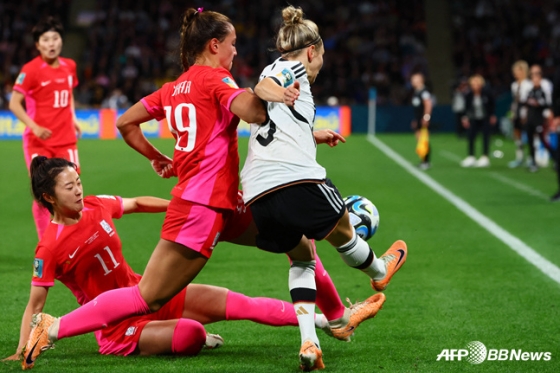 3일 2023 호주·뉴질랜드 월드컵 H조 조별리그 3차전 한국과 독일의 경기. 대한민국 최유리(왼쪽)와 케이시 페어(가운데)가 독일의 공격을 막아내고 있다. /AFPBBNews=뉴스1