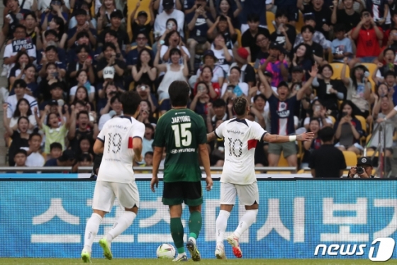 PSG 네이마르(맨 오른쪽)가 3일 부산아시아드주경기장에서 열린 전북 현대와 쿠팡플레이 시리즈 3차전에서 득점 성공 후 기뻐하고 있다. /사진=뉴스1