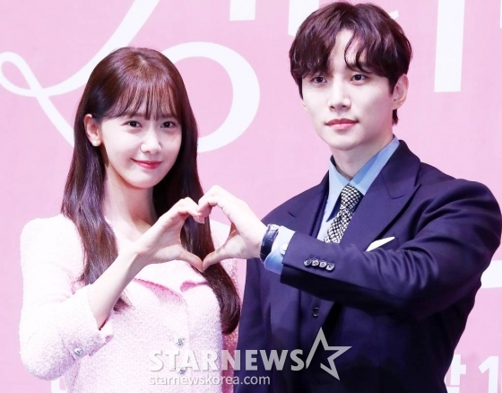 가수 겸 배우 윤아, 이준호가 15일 오후 서울 구로구 라마다 서울 신도림호텔에서 진행된 JTBC 토일드라마 &#039;킹더랜드&#039; 제작발표회에 참석해 포즈를 취하고 있다.  &#039;킹더랜드&#039;는 웃음을 경멸하는 남자 구원과 웃어야만 하는 스마일 퀸 천사랑이 호텔리어의 꿈인 VVIP 라운지 &#039;킹더랜드&#039;에서 진짜 환하게 웃을 수 있는 날을 만들어가는 이야기를 그린 드라마로 오는 17일 오후 10시 30분에 첫 방송된다. 2023.06.15 /사진=김창현 기자 chmt@