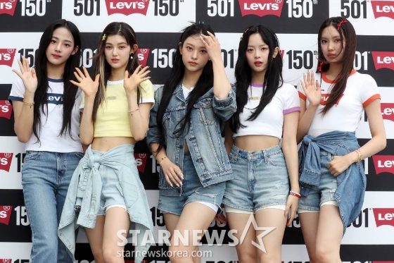 그룹 뉴진스(NewJeans) 해린, 하니, 민지, 다니엘, 혜인이 20일 오후 서울 반포구 서울웨이브아트센터에서 열린 &#039;리바이스 150주년 기념이벤트&#039;에 참석해 포즈를 취하고 있다. 2023.04.20 /사진=임성균 기자 tjdrbs23@