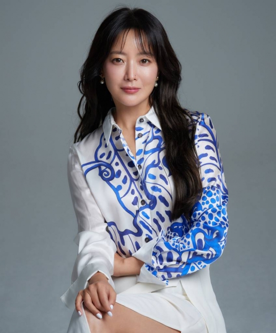 영화 '달짝지근해: 7510'(감독 이한)의 배우 김희선이 10일 진행된 라운드 인터뷰를 위해 포즈를 취하고 있다. 과자밖에 모르는 천재적인 제과 연구원 치호(유해진 분)가 직진밖에 모르는 세상 긍정 마인드의 일영(김희선 분)을 만나면서 인생의 맛이 버라이어티하게 바뀌는 이야기 '달짝지근해: 7510'은 오는 15일 개봉한다. /사진제공=힌지엔터테인먼 2023.08.10 /사진=이동훈
