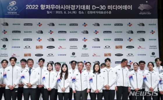 미디어데이에 참석한 선수단과 관계자들이 기념촬영을 하고 있다. /사진=뉴시스