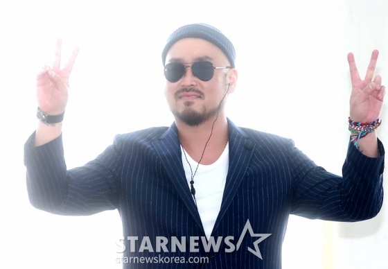  그룹 리쌍 길이 케이블채널 &#039;쇼미더머니5&#039; 북미 예선 심사 차 16일 오후 인천국제공항을 통해 출국하고 있다.   길은 지난 2014년 음주운전으로 프로그램에서 하차하고 활동을 중단한 뒤 2년 여만에 방송에 복귀한다. /사진=인천국제공항=홍봉진기자 honggga@