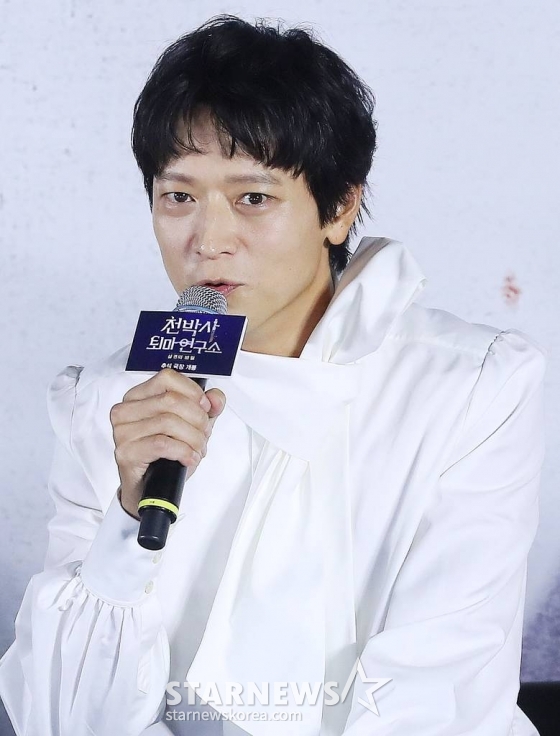 배우 강동원이 22일 오전 서울 용산구 아이파크몰 CGV에서 진행된 영화 &#039;천박사 퇴마 연구소: 설경의 비밀&#039; 제작보고회에 참석해 인사말을 하고 있다.  &#039;천박사 퇴마 연구소: 설경의 비밀&#039;은 귀신을 믿지 않지만 귀신 같은 통찰력을 지닌 가짜 퇴마사 &#039;천박사&#039;(강동원 분)가 지금껏 경험해본 적 없는 강력한 사건을 의뢰받으며 시작되는 이야기를 그린 영화. 오는 9월 추석 개봉 예정. 2023.08.22 /사진=김창현