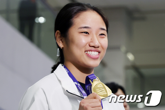 안세영이 29일 오전 인천국제공항을 통해 귀국해 금메달을 들고 환하게 웃고 있다. /사진=뉴스1