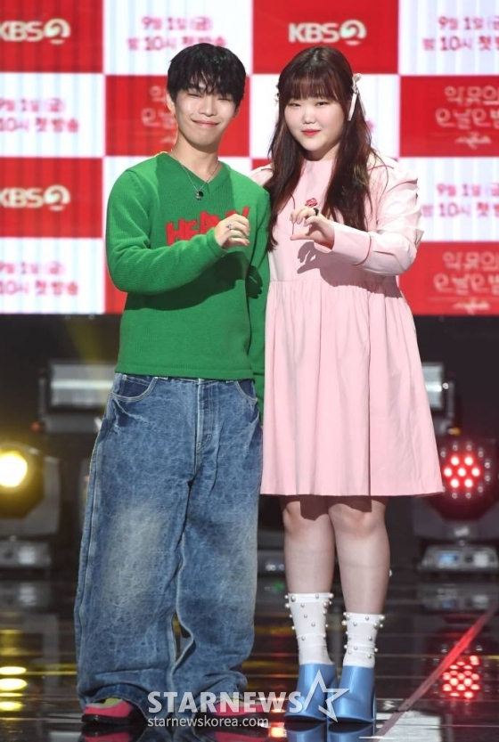 악뮤(AKMU)의 이찬혁, 이수현이29일 오후 서울 영등포구 여의도동 KBS신관 아트홀에서 열린 KBS2TV '더 시즌즈-악뮤의 오날오밤' 제작발표회에서 포즈를 취하고 있다. '더 시즌즈'는 KBS 심야 음악 프로그램 최초로 ‘연간 프로젝트’라는 색다른 방식을 도입해, 2023년 한해 동안 네 명의 MC가 각자 자신의 이름을 건 시즌을 맡아 총 4시즌을 이어서 진행하는 뮤직 토크쇼로 전임 MC 박재범과 최정훈에 이어 세 번째 시즌의 MC로 악뮤가 출격한다. 내달 9월 1일 밤 10시 첫 방송. /사진=머니S 장동규 기자
