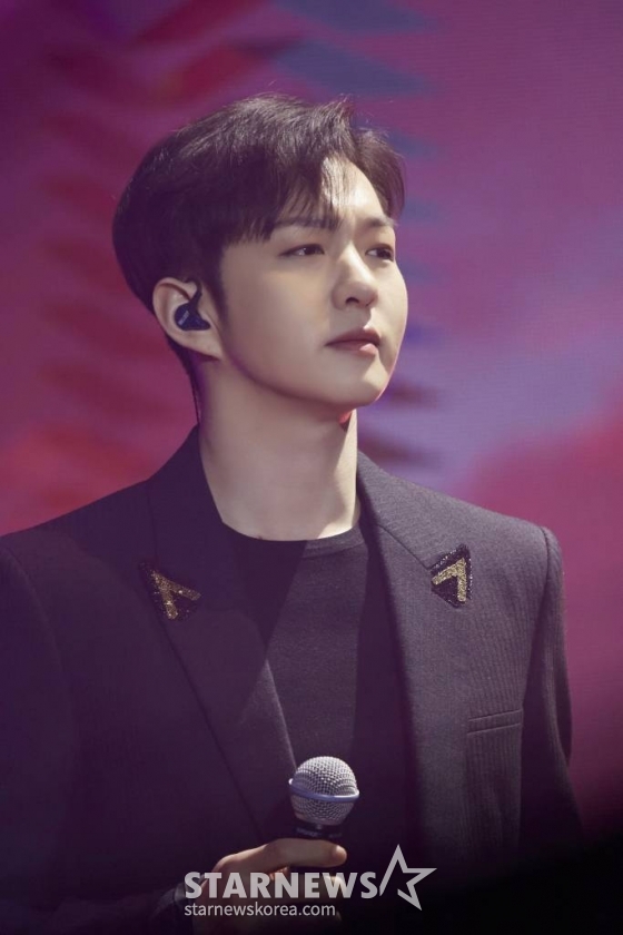 그룹 비투비포유 이창섭이 23일 오후 온라인 생중계로 진행된 2021 BTOB 4U ONLINE CONCERT 'INSIDE'에서 화려한 무대를 선보이고 있다. /사진제공=큐브엔터테인먼트 /사진=이동훈 기자 photoguy@