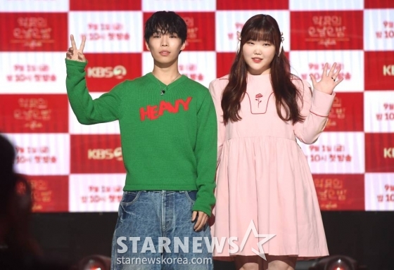 악뮤(AKMU)의 이찬혁, 이수현이29일 오후 서울 영등포구 여의도동 KBS신관 아트홀에서 열린 KBS2TV '더 시즌즈-악뮤의 오날오밤' 제작발표회에서 포즈를 취하고 있다. '더 시즌즈'는 KBS 심야 음악 프로그램 최초로 ‘연간 프로젝트’라는 색다른 방식을 도입해, 2023년 한해 동안 네 명의 MC가 각자 자신의 이름을 건 시즌을 맡아 총 4시즌을 이어서 진행하는 뮤직 토크쇼로 전임 MC 박재범과 최정훈에 이어 세 번째 시즌의 MC로 악뮤가 출격한다. 내달 9월 1일 밤 10시 첫 방송. /사진=머니S 장동규 기자